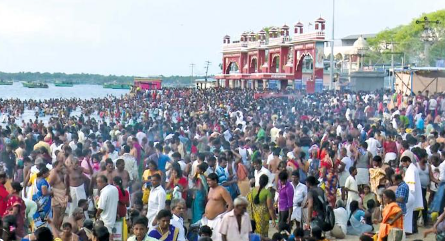 மஹாளய அமாவாசை: ராமேசுவரம் அக்னி தீர்த்தக் கடலில் புனித நீராடிய ஆயிரக்கணக்கான பக்தர்கள்!